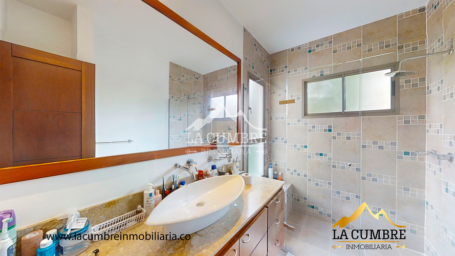Casa de 3 alcobas en venta en Loma El Atravesado, Envigado, 290 m² · foto 16 de 17