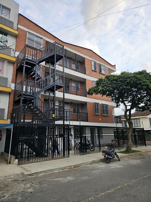 Edificio en venta en Panamericano, Cali, 600 m² · foto 2 de 2