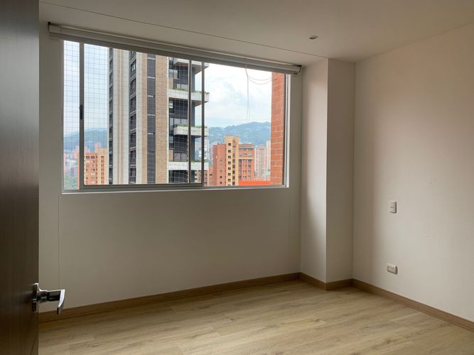 Apartamento de 2 alcobas en arriendo en Los Naranjos, Medellín, 105 m² · foto 3 de 8