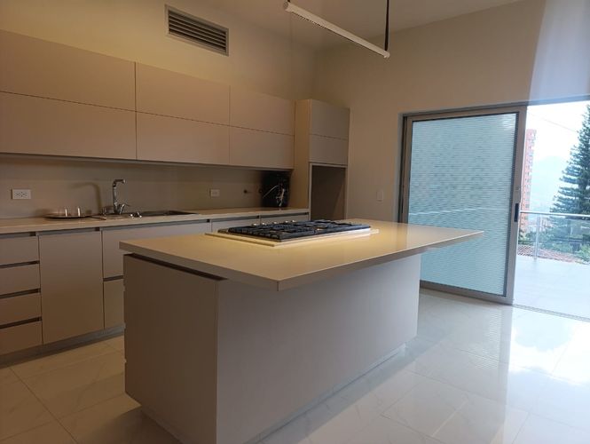 Casa de 4 alcobas en venta en El Poblado, Medellín, 400 m² · foto 8 de 20