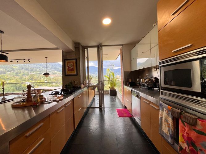 Apartamento de 3 alcobas en arriendo en El Poblado, Medellín, 204 m² · foto 7 de 19