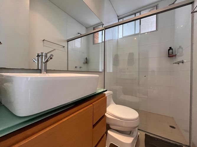 Apartamento de 3 alcobas en arriendo en El Poblado, Medellín, 204 m² · foto 17 de 19