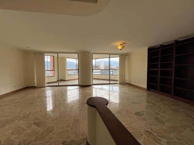 Apartamento de 4 alcobas en venta en El Poblado, Medellín, 204 m² · foto 2 de 19