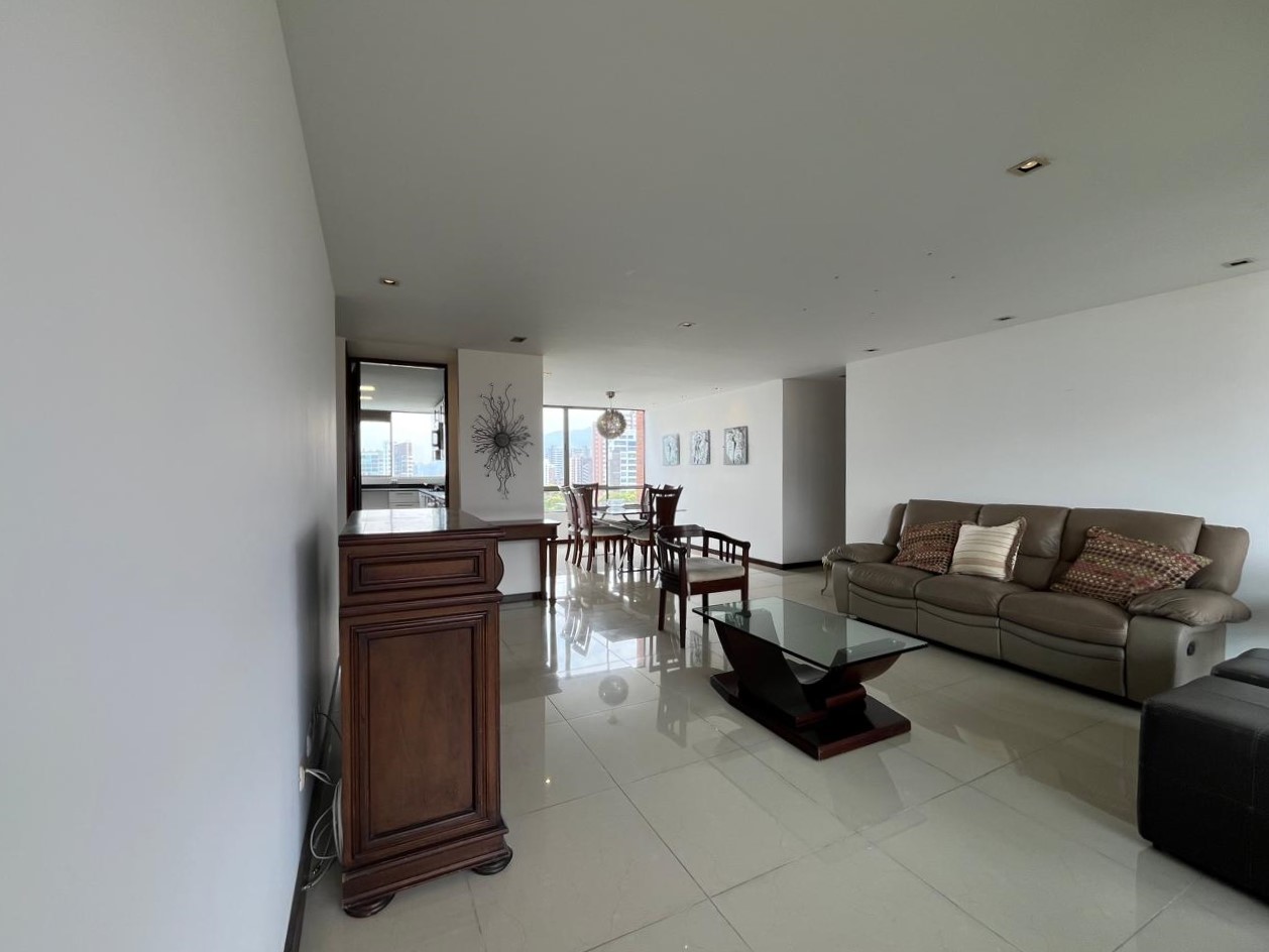 Apartamento en arriendo en El Poblado, Medellín · foto 3 de 19