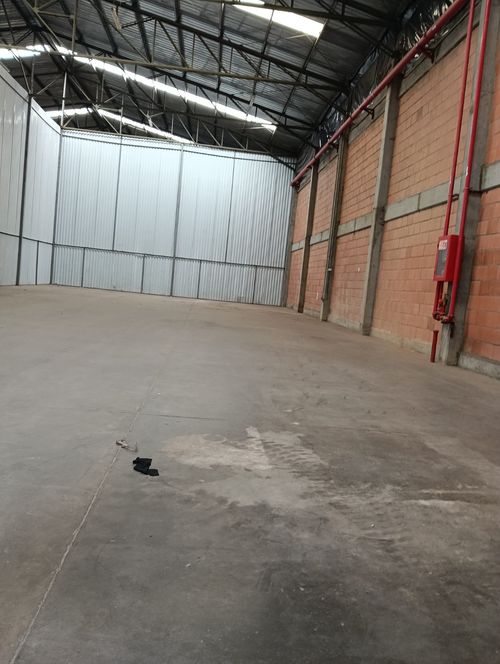 Bodega en arriendo en Echavarria, Madrid, 687 m² · foto 2 de 5