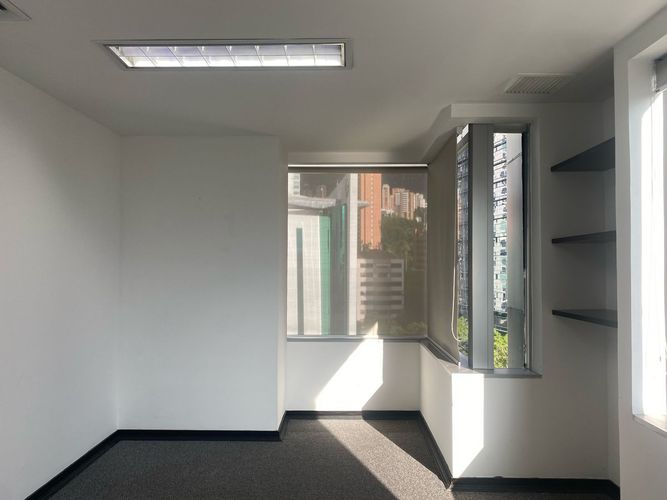 Oficina en arriendo en El Poblado, Medellín, 100 m² · foto 3 de 10