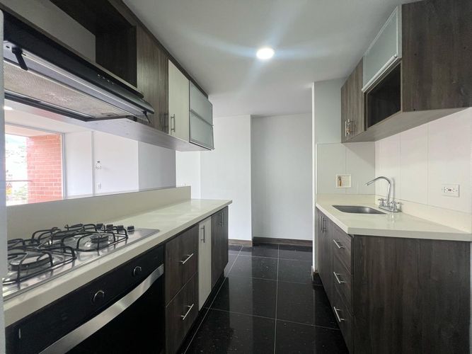 Apartamento de 3 alcobas en arriendo en Camino Verde, Envigado, 84 m² · foto 2 de 15