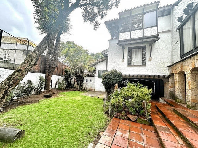 Casa de 4 alcobas en venta en El Refugio, Bogotá, 830 m² · foto 4 de 13
