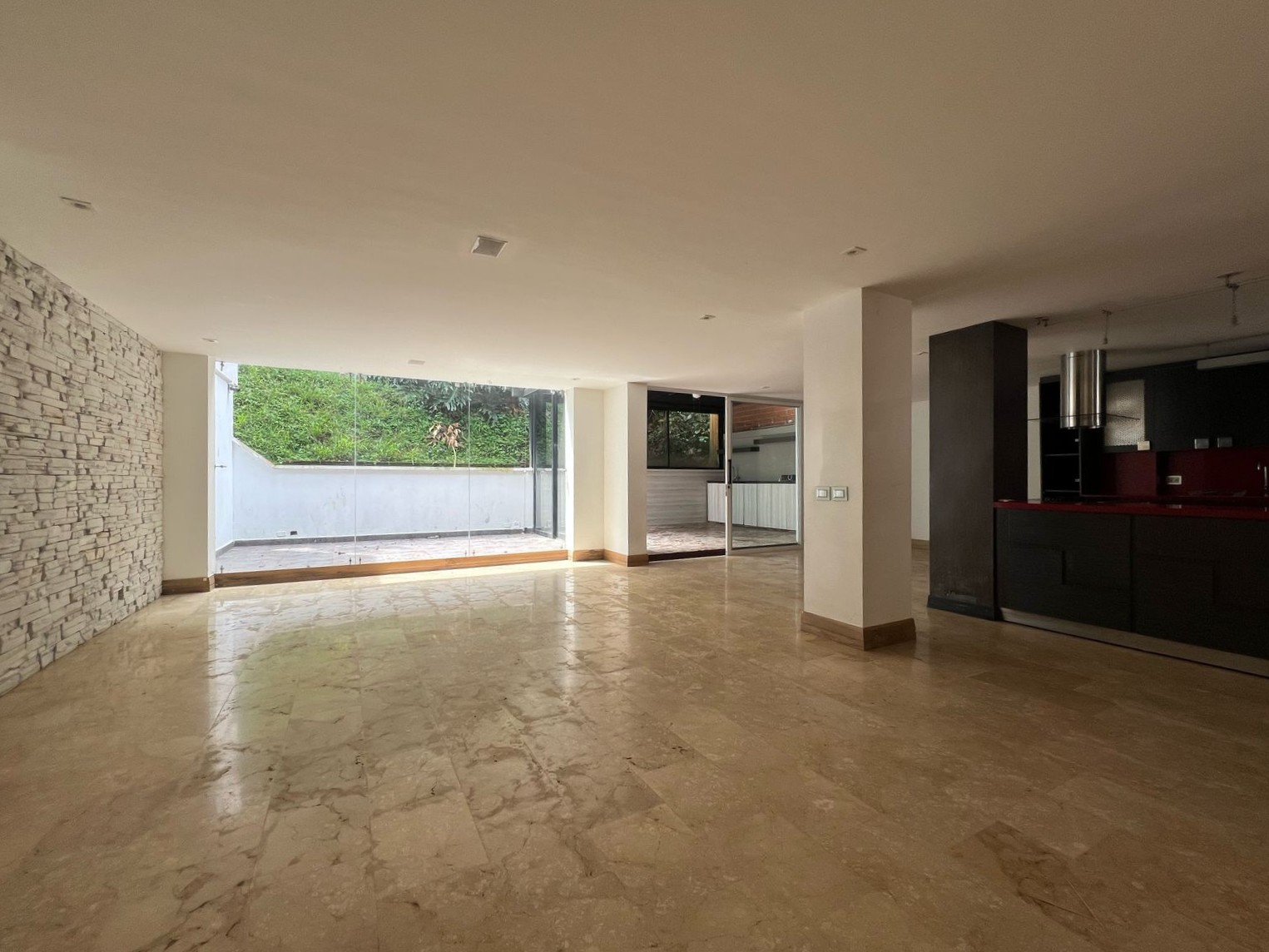 Casa en arriendo en El Poblado, Medellín · foto 2 de 24