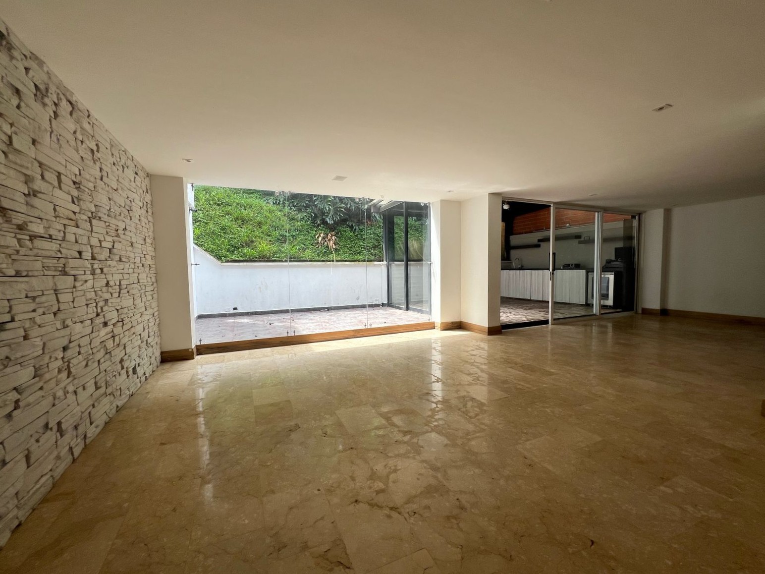 Casa en arriendo en El Poblado, Medellín · foto 3 de 24