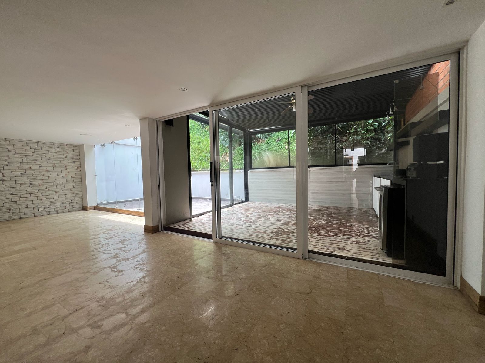 Casa en arriendo en El Poblado, Medellín · foto 4 de 24