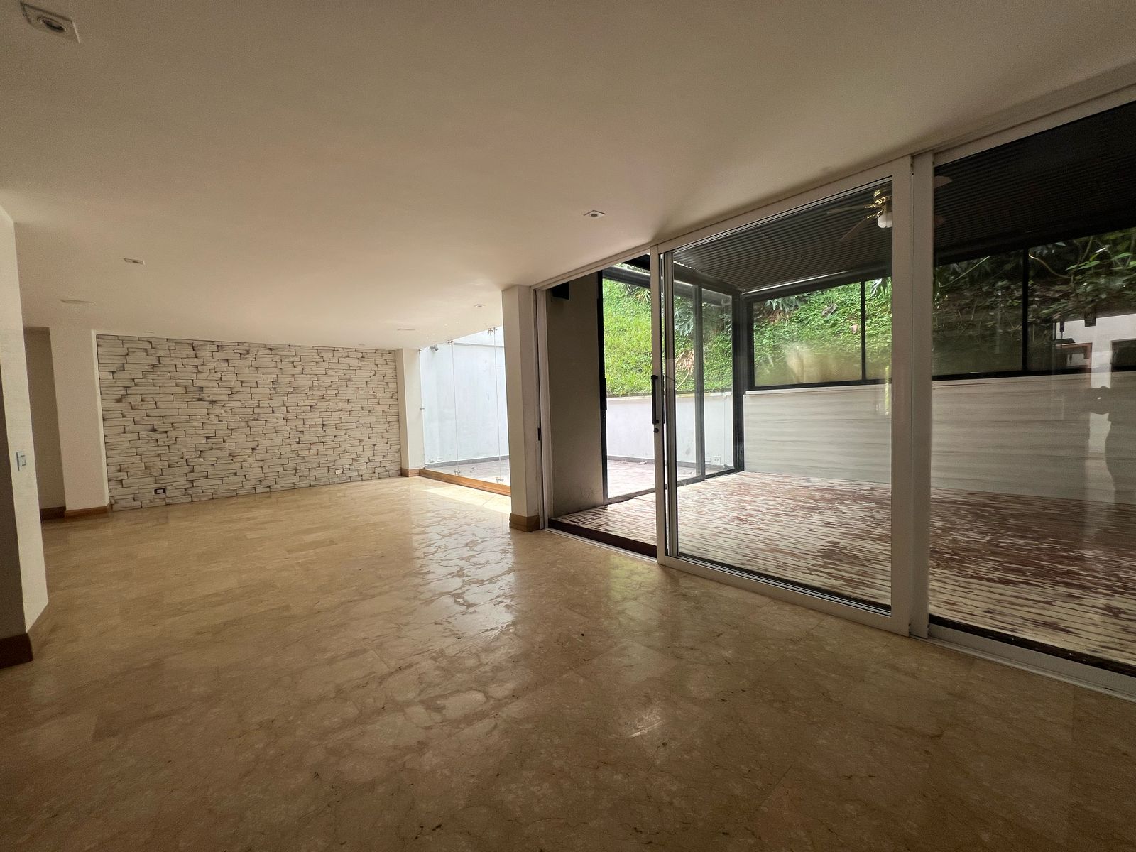 Casa en arriendo en El Poblado, Medellín · foto 5 de 24