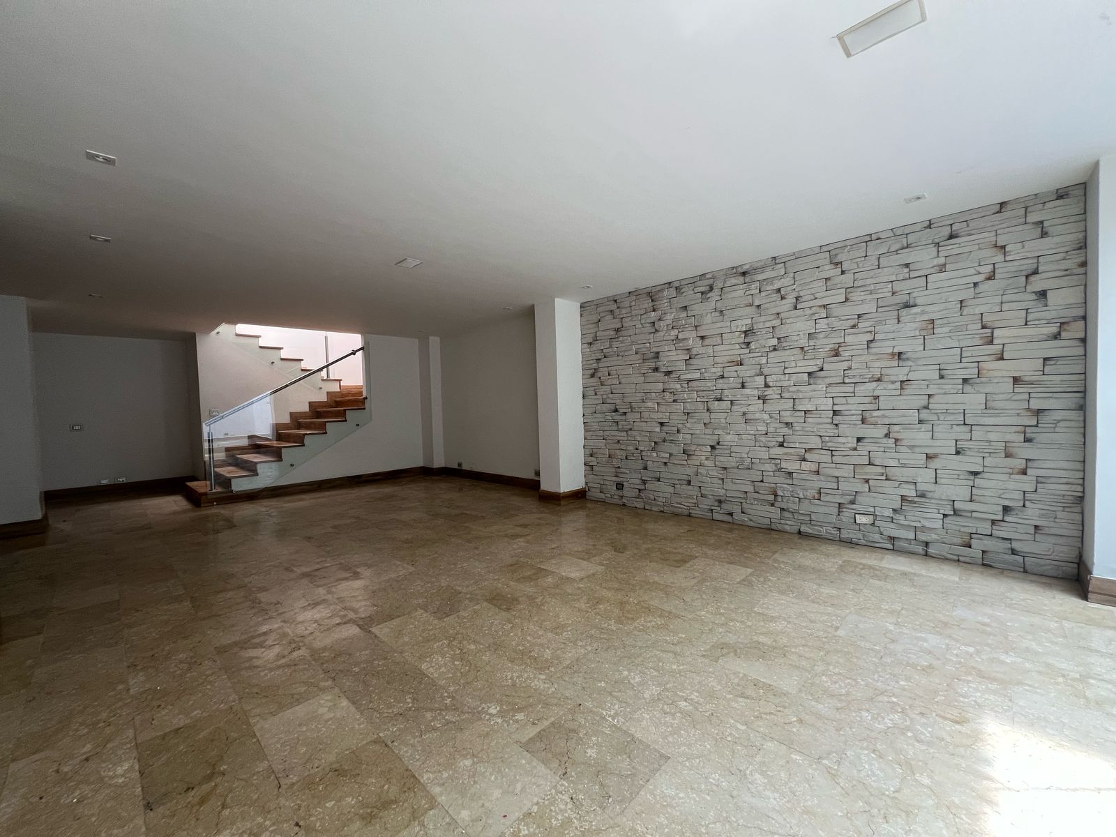 Casa en arriendo en El Poblado, Medellín · foto 10 de 24