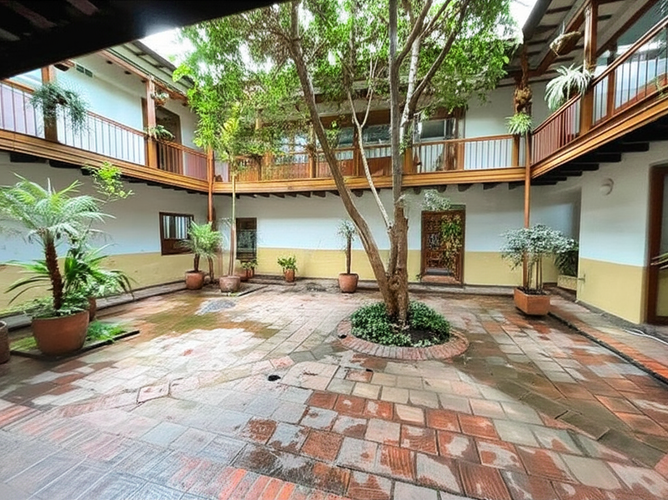 Casa de 5 alcobas en venta en La Candelaria, Bogotá, 1355 m² · foto 2 de 16