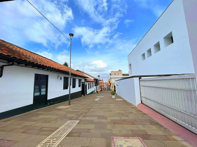 Casa de 5 alcobas en venta en La Candelaria, Bogotá, 1355 m² · foto 12 de 16