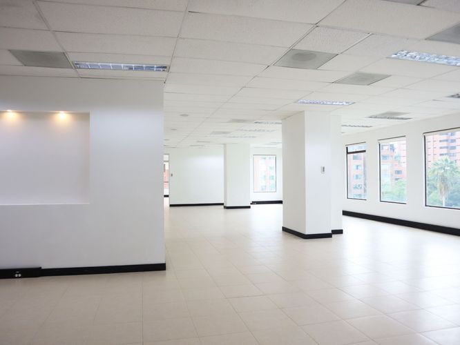 Oficina en arriendo en El Poblado, Medellín, 464 m² · foto 2 de 20