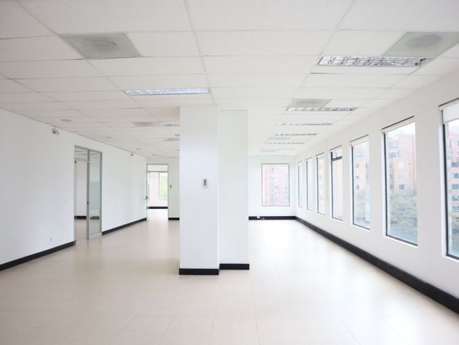 Oficina en arriendo en El Poblado, Medellín, 464 m² · foto 3 de 20
