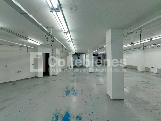 Bodega en arriendo en Trinidad, Medellín, 1900 m² · foto 2 de 23