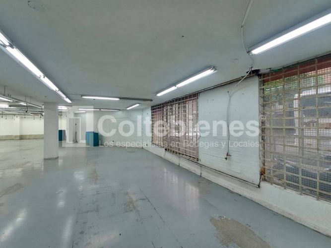 Bodega en arriendo en Trinidad, Medellín, 1900 m² · foto 3 de 23