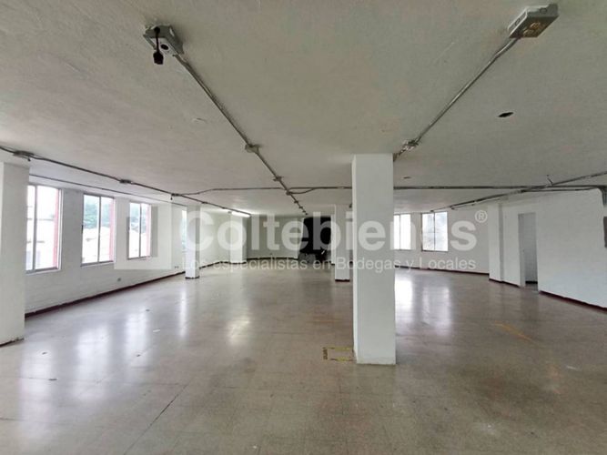 Bodega en arriendo en Trinidad, Medellín, 1900 m² · foto 9 de 23