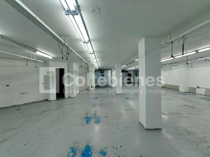 Bodega en venta en Trinidad, Medellín, 1900 m² · foto 2 de 23