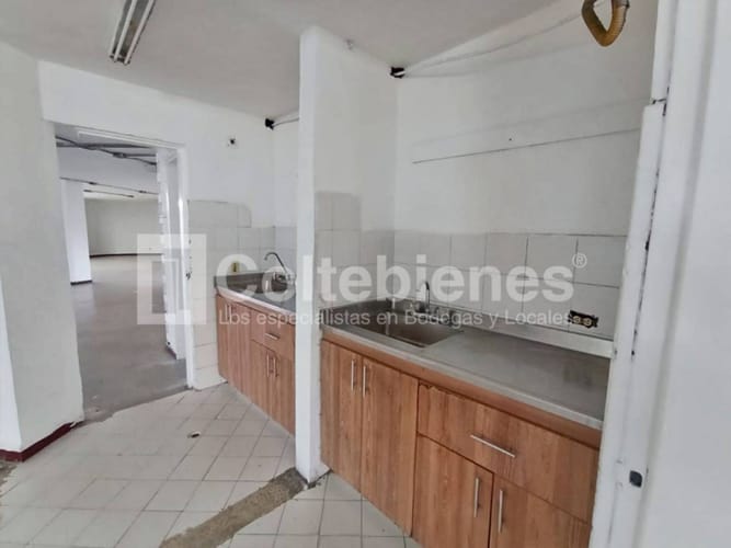 Bodega en venta en Trinidad, Medellín, 1900 m² · foto 11 de 23