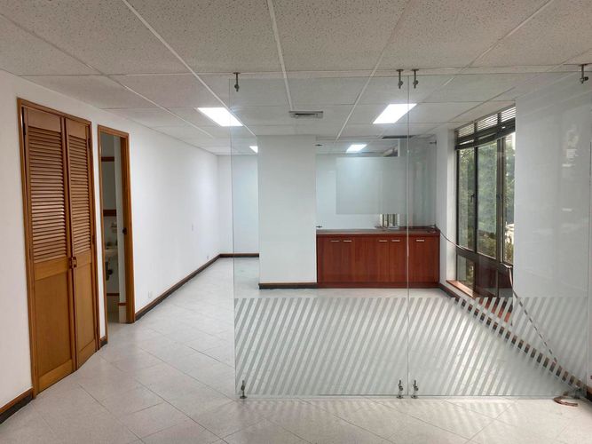 Oficina en arriendo en El Poblado, Medellín, 50 m² · foto 3 de 8