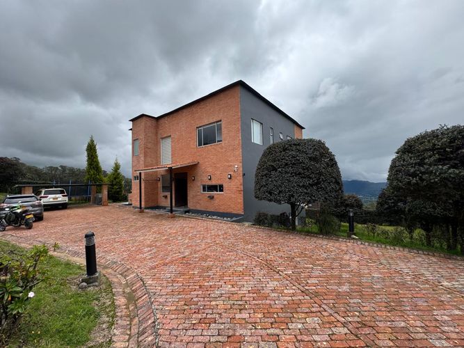 Casa de 4 alcobas en venta en Yerbabuena, Sopó, 442 m² · foto 2 de 21