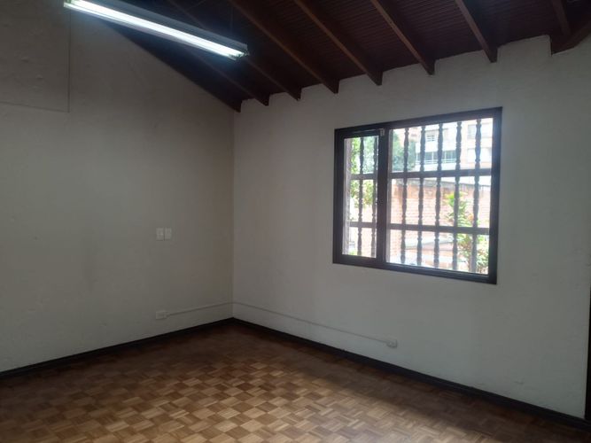 Casa de 6 alcobas en arriendo en El Poblado, Medellín, 520 m² · foto 8 de 20