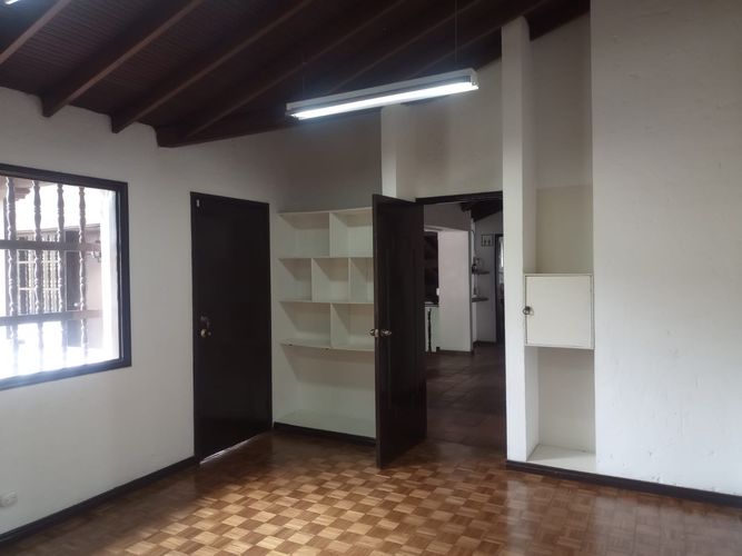Casa de 6 alcobas en arriendo en El Poblado, Medellín, 520 m² · foto 9 de 20