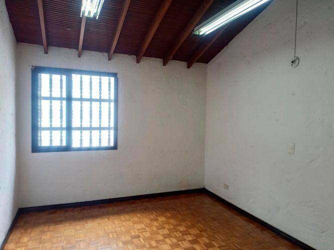 Casa de 6 alcobas en arriendo en El Poblado, Medellín, 520 m² · foto 16 de 20