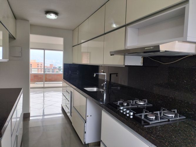 Apartamento de 3 alcobas en arriendo en El Poblado, Medellín, 125 m² · foto 3 de 15
