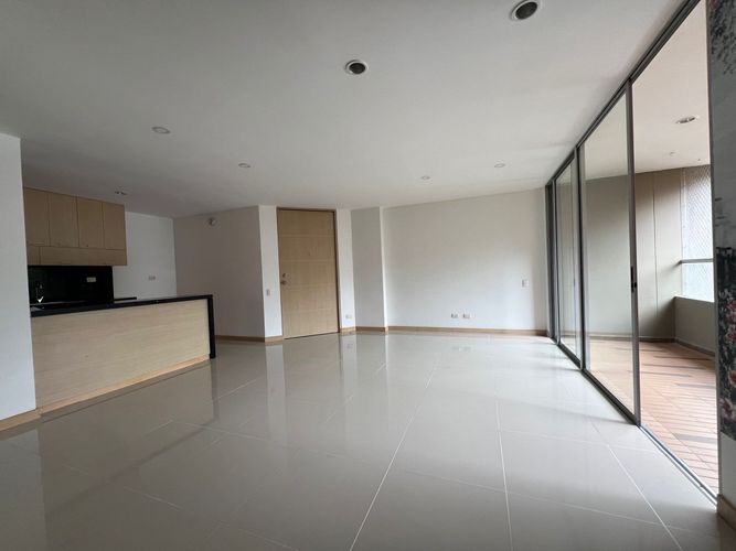 Apartamento de 3 alcobas en arriendo en Loma Del Esmeraldal, Envigado, 87 m² · foto 2 de 18