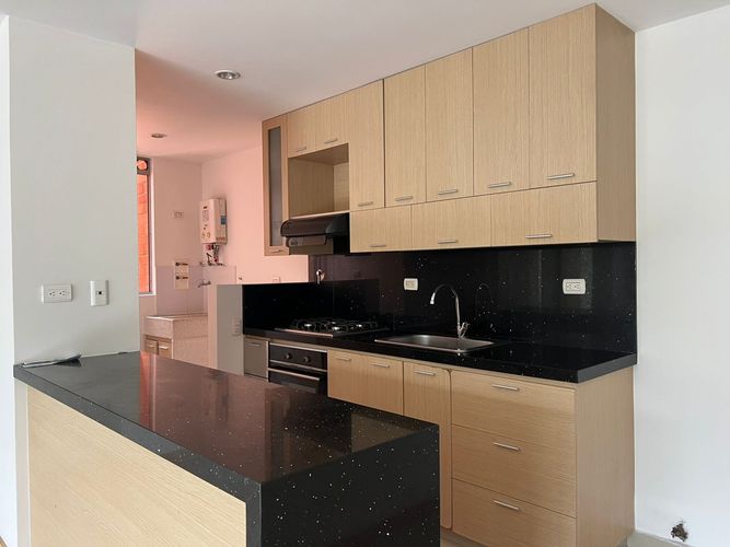 Apartamento de 3 alcobas en arriendo en Loma Del Esmeraldal, Envigado, 87 m² · foto 7 de 18