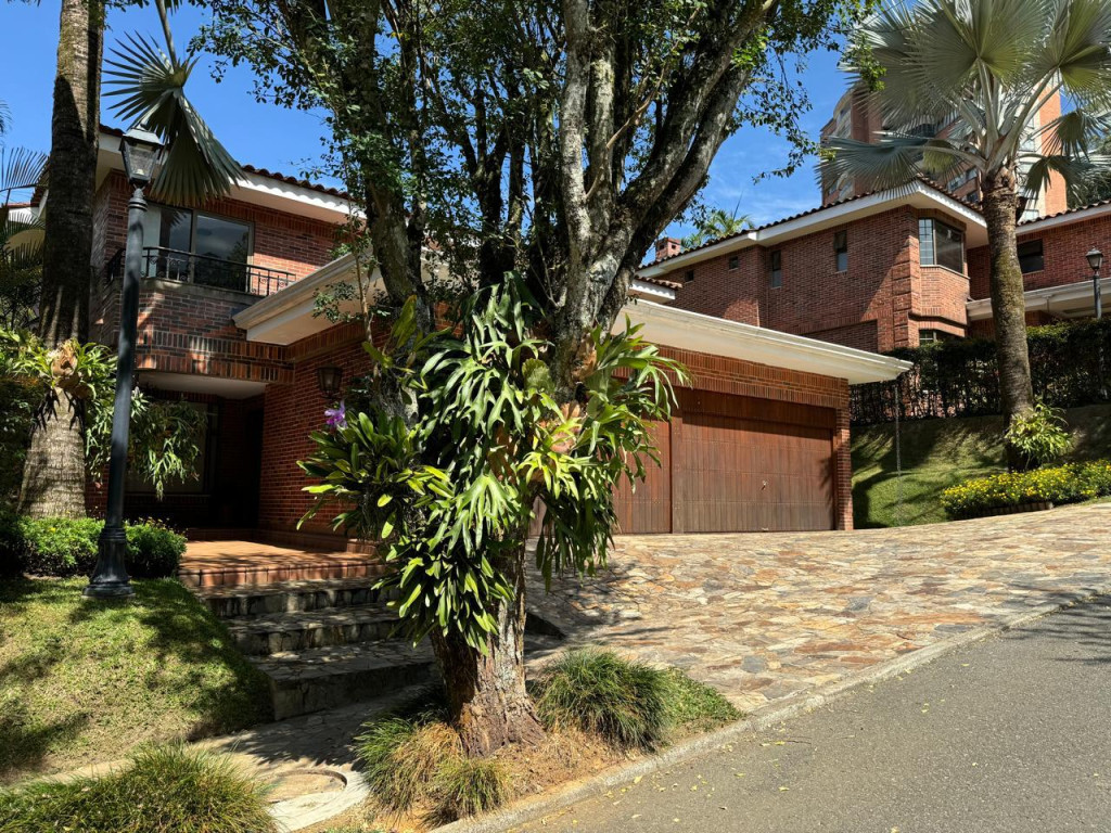 Casa en venta en Altos del poblado, Medellín [No disponible] 2