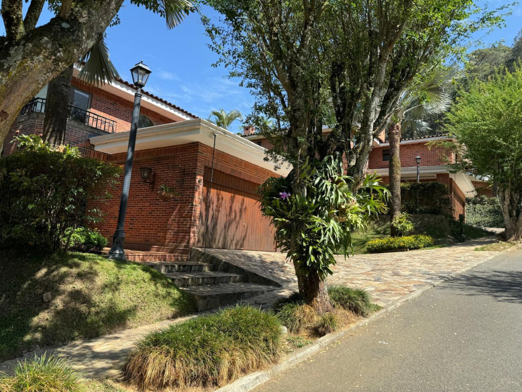Casa en venta en Altos del poblado, Medellín [No disponible] 3