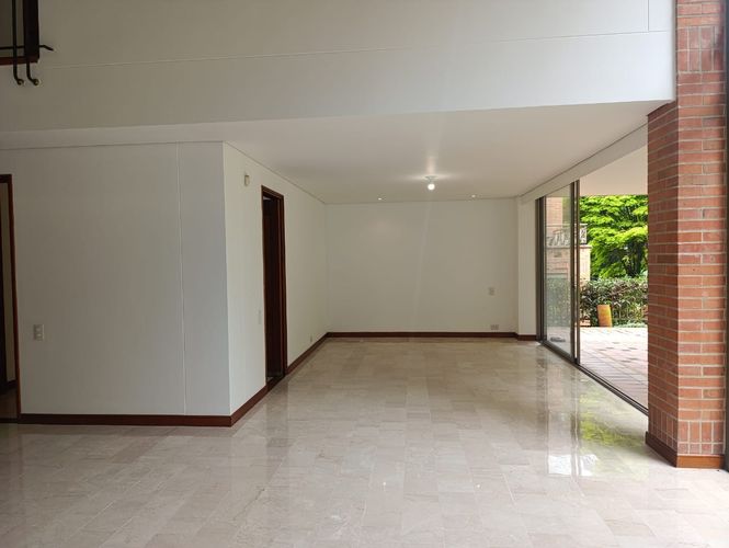 Casa de 3 alcobas en venta en El Poblado, Medellín, 260 m² · foto 2 de 20