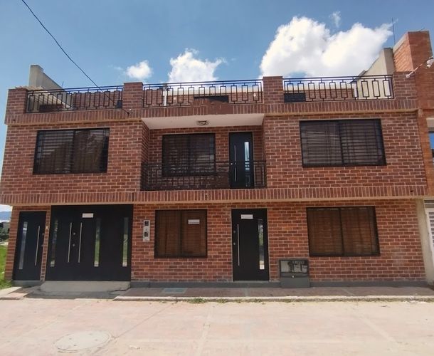 Casa de 6 alcobas en venta en Centro Tocancipá, Tocancipá, 245 m² · foto 2 de 19