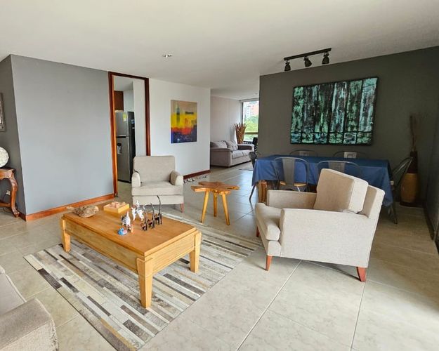 Apartamento de 2 alcobas en venta en El Poblado, Medellín, 130 m² · foto 2 de 11