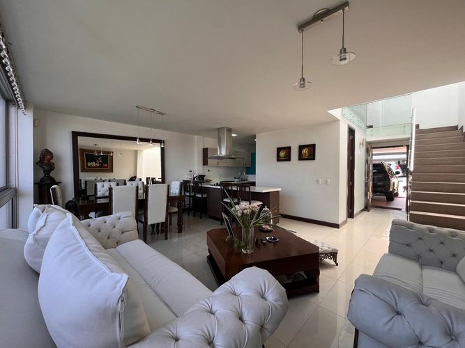 Casa de 3 alcobas en venta en Loma El Atravesado, Envigado, 227 m² · foto 2 de 19