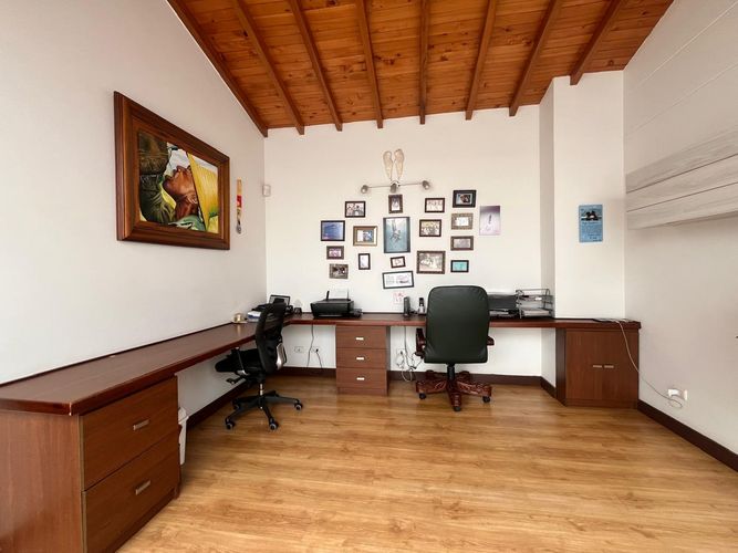 Casa de 3 alcobas en venta en Loma El Atravesado, Envigado, 227 m² · foto 10 de 19