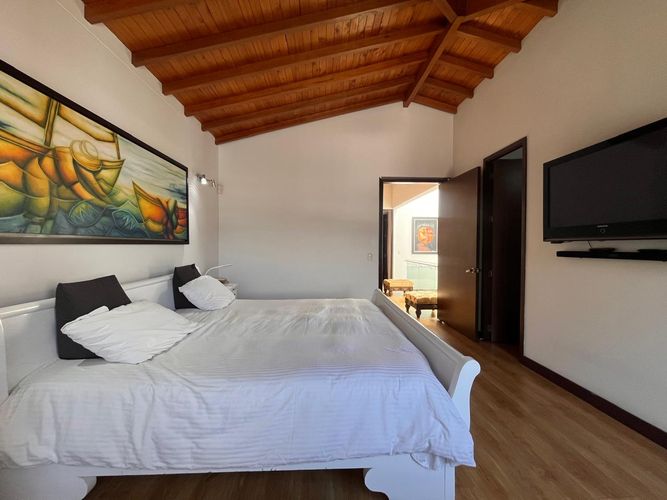 Casa de 3 alcobas en venta en Loma El Atravesado, Envigado, 227 m² · foto 11 de 19