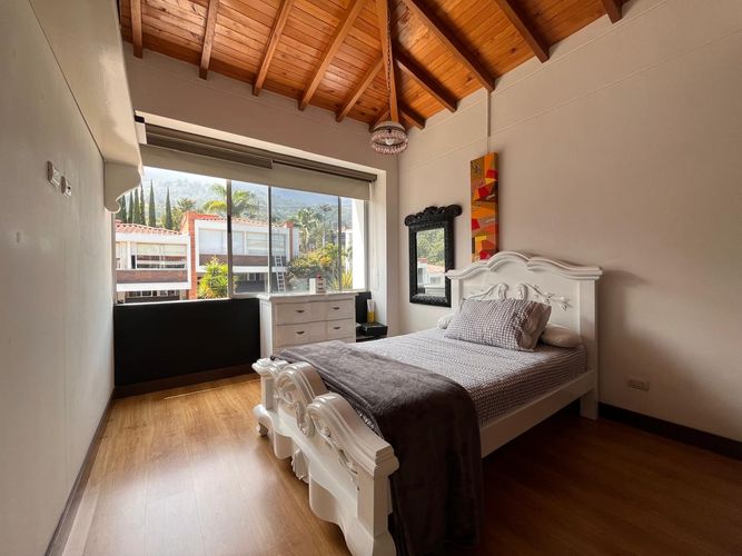 Casa de 3 alcobas en venta en Loma El Atravesado, Envigado, 227 m² · foto 14 de 19