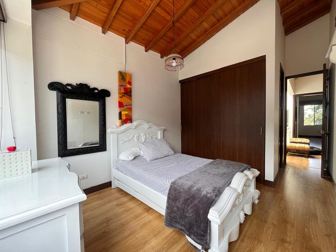 Casa de 3 alcobas en venta en Loma El Atravesado, Envigado, 227 m² · foto 15 de 19