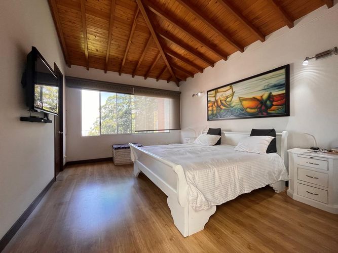 Casa de 3 alcobas en venta en Loma El Atravesado, Envigado, 227 m² · foto 16 de 19