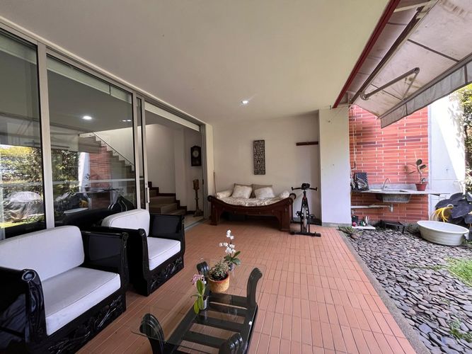 Casa de 3 alcobas en venta en Loma El Atravesado, Envigado, 227 m² · foto 18 de 19