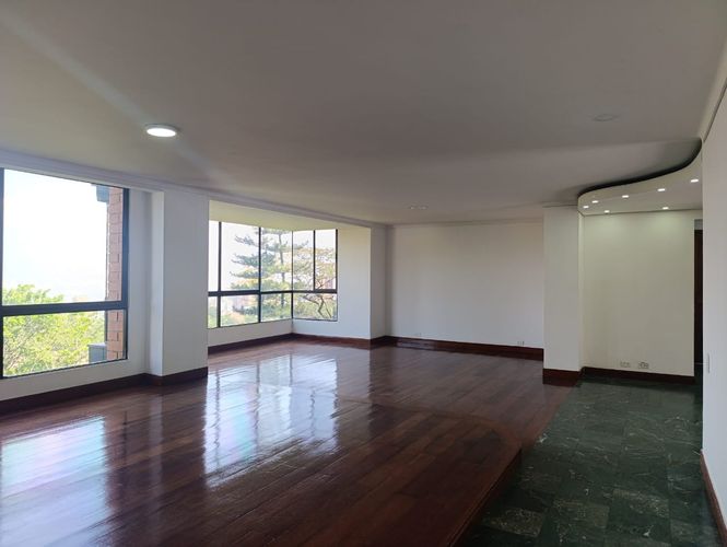 Apartamento de 3 alcobas en venta en El Poblado, Medellín, 210 m² · foto 2 de 18
