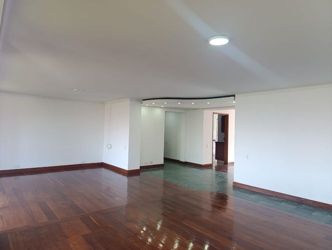 Apartamento de 3 alcobas en venta en El Poblado, Medellín, 210 m² · foto 3 de 18