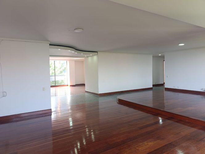 Apartamento de 3 alcobas en venta en El Poblado, Medellín, 210 m² · foto 10 de 18