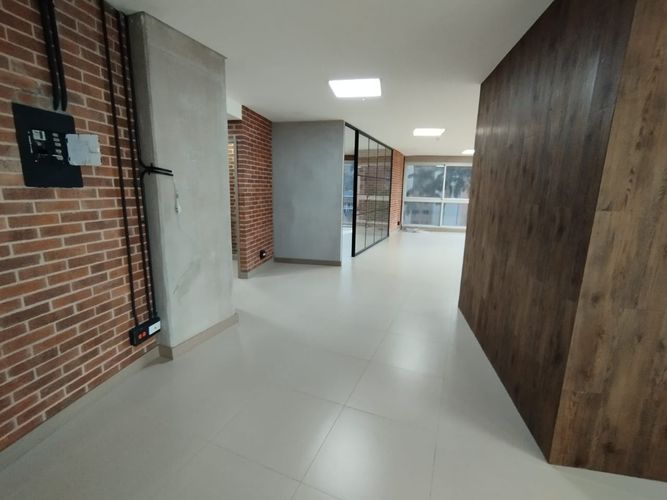 Oficina en arriendo en El Poblado, Medellín, 140 m² · foto 2 de 9